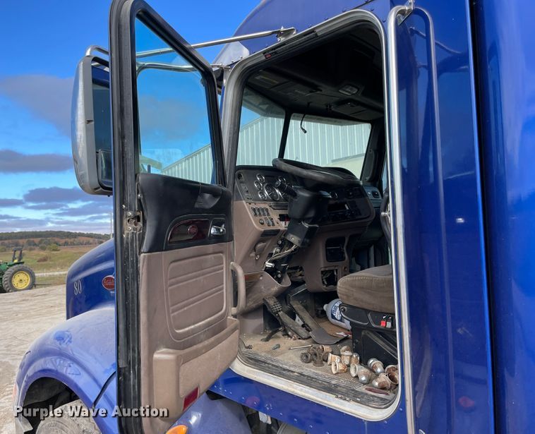 image for item IX9512 2013 Peterbilt 386  semi truck