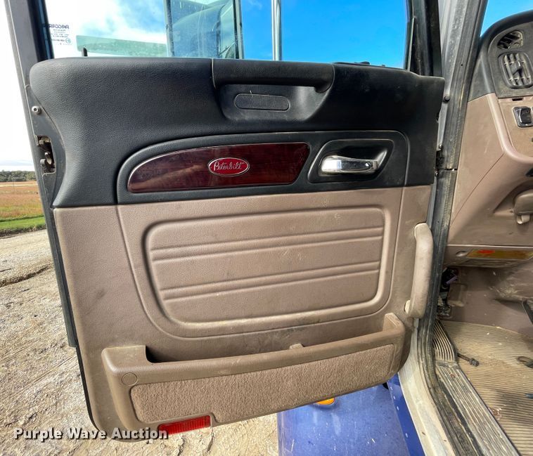 image for item IX9512 2013 Peterbilt 386  semi truck