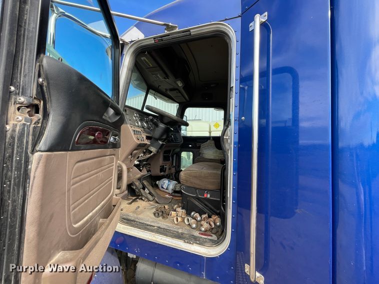 image for item IX9512 2013 Peterbilt 386  semi truck