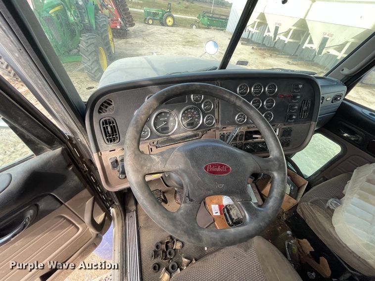image for item IX9512 2013 Peterbilt 386  semi truck