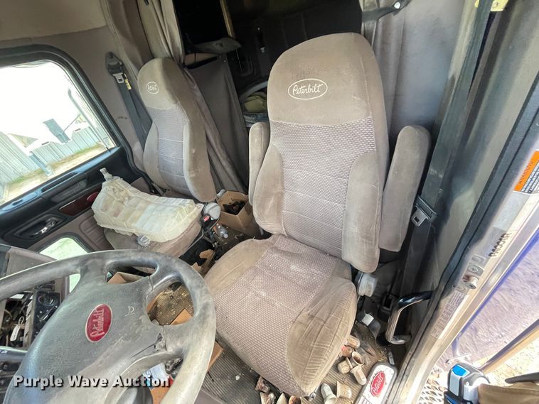 image for item IX9512 2013 Peterbilt 386  semi truck