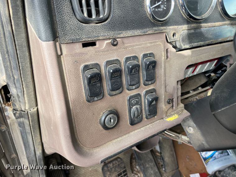 image for item IX9512 2013 Peterbilt 386  semi truck