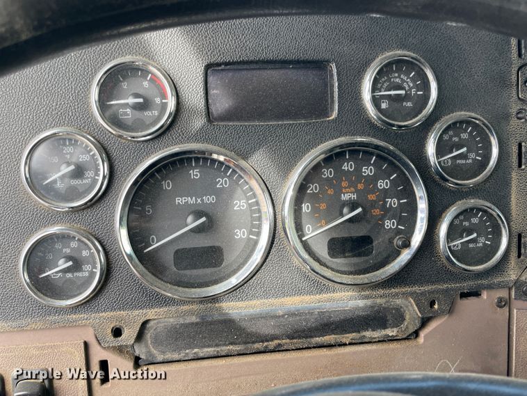 image for item IX9512 2013 Peterbilt 386  semi truck