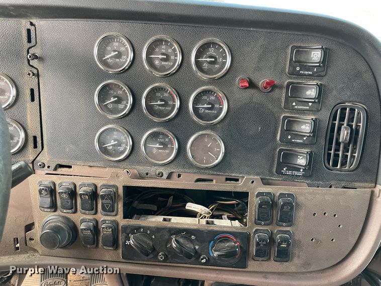 image for item IX9512 2013 Peterbilt 386  semi truck