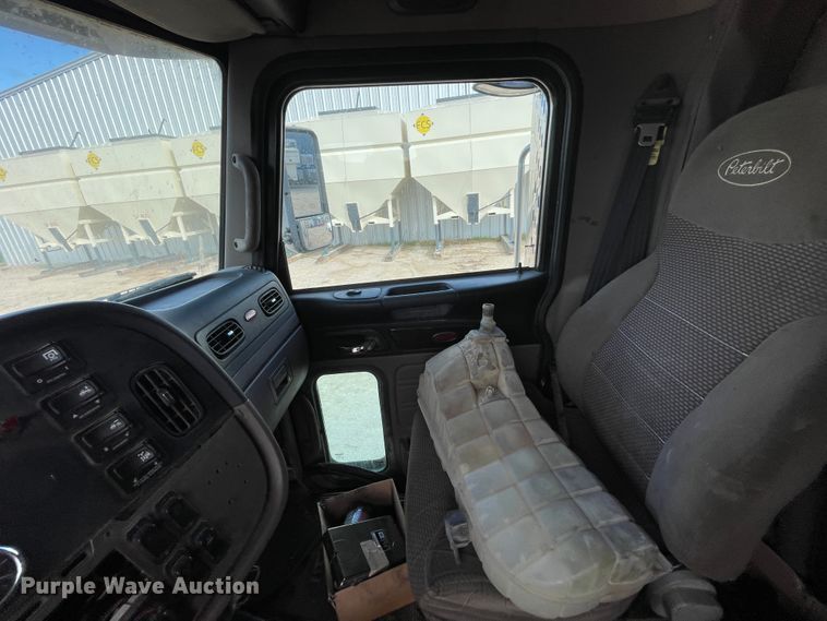 image for item IX9512 2013 Peterbilt 386  semi truck