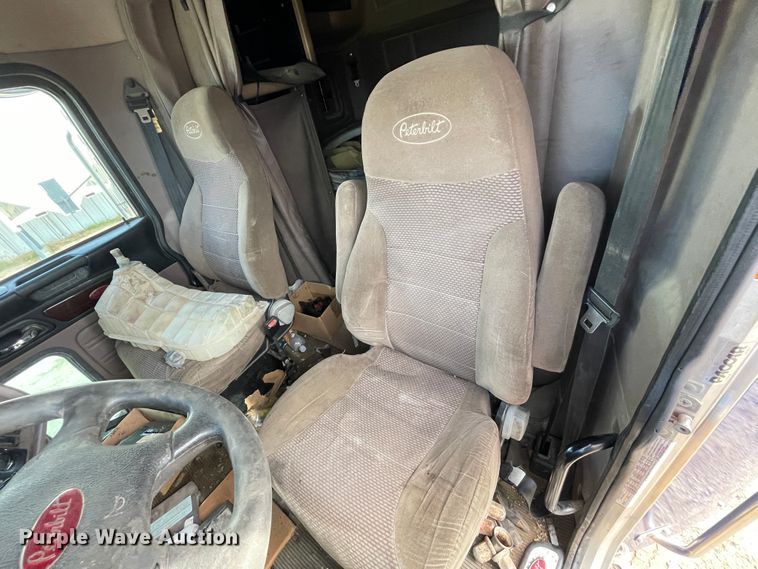 image for item IX9512 2013 Peterbilt 386  semi truck