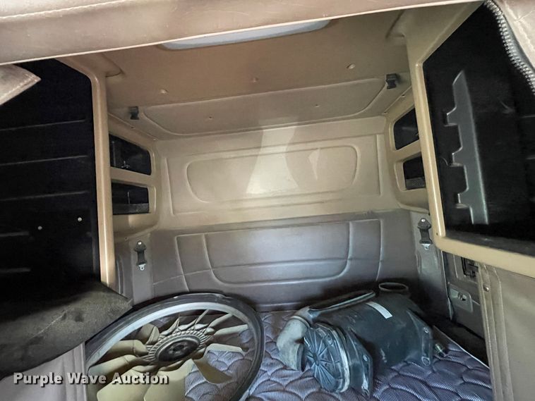 image for item IX9512 2013 Peterbilt 386  semi truck