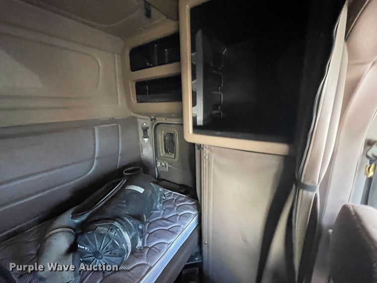 image for item IX9512 2013 Peterbilt 386  semi truck