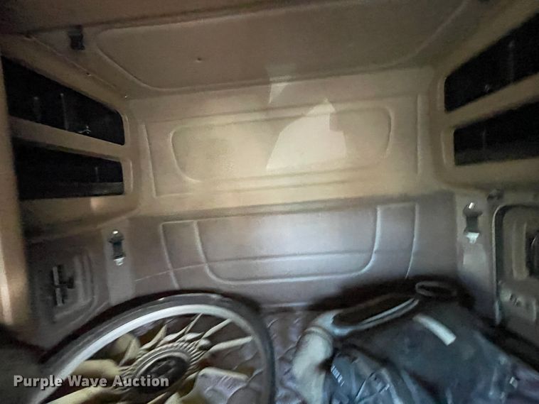 image for item IX9512 2013 Peterbilt 386  semi truck