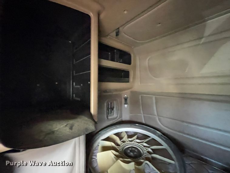 image for item IX9512 2013 Peterbilt 386  semi truck