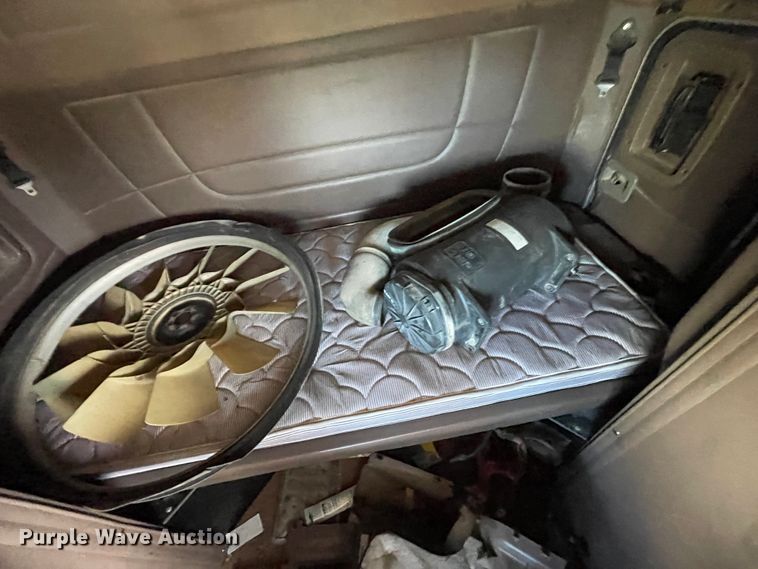 image for item IX9512 2013 Peterbilt 386  semi truck