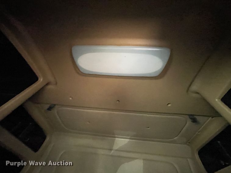 image for item IX9512 2013 Peterbilt 386  semi truck