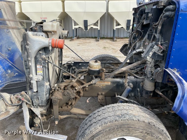 image for item IX9512 2013 Peterbilt 386  semi truck