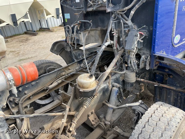 image for item IX9512 2013 Peterbilt 386  semi truck