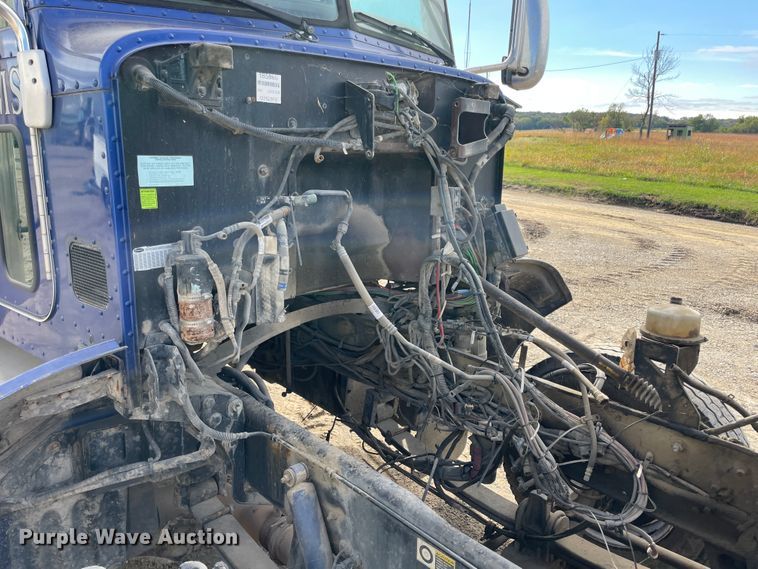 image for item IX9512 2013 Peterbilt 386  semi truck