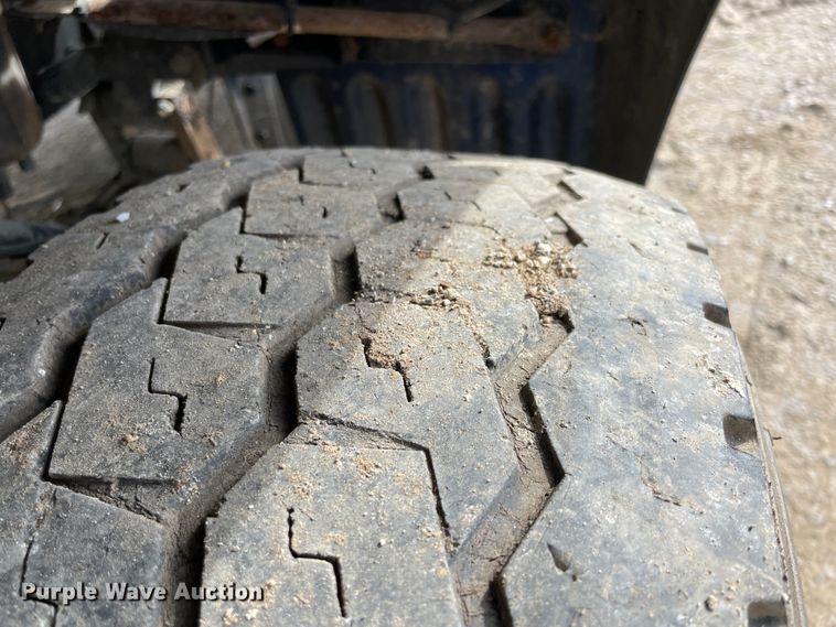 image for item IX9512 2013 Peterbilt 386  semi truck