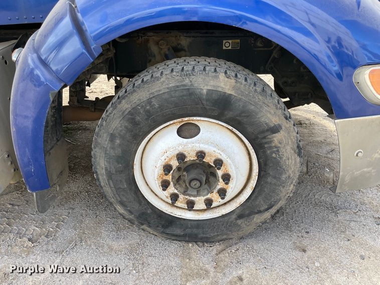 image for item IX9512 2013 Peterbilt 386  semi truck