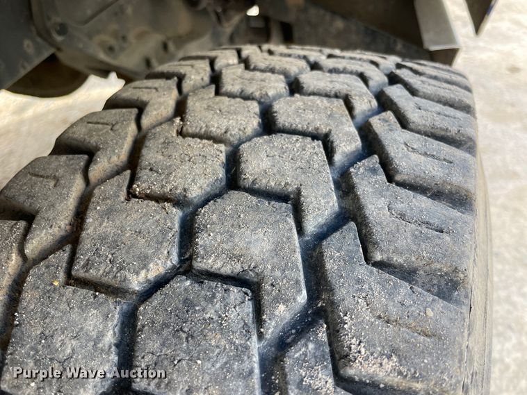 image for item IX9512 2013 Peterbilt 386  semi truck