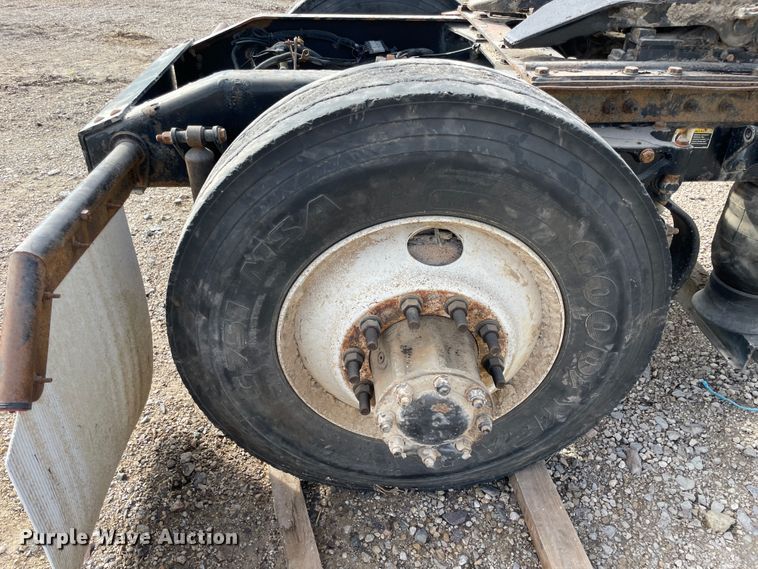 image for item IX9512 2013 Peterbilt 386  semi truck