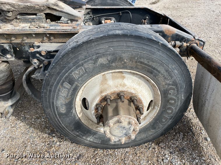 image for item IX9512 2013 Peterbilt 386  semi truck