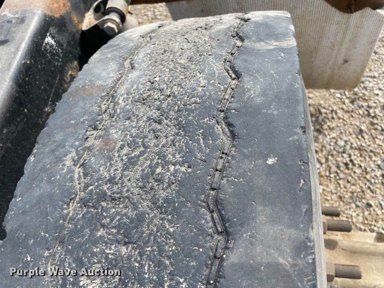 image for item IX9512 2013 Peterbilt 386  semi truck