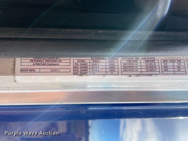 image for item IX9512 2013 Peterbilt 386  semi truck