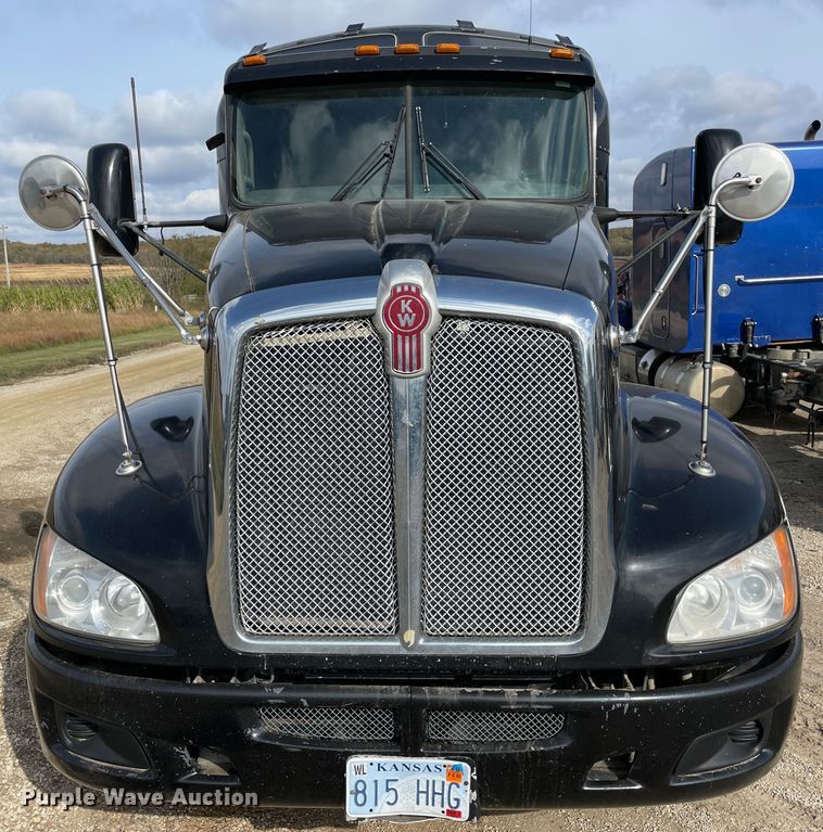 image for item IX9540 2009 Kenworth T660  semi truck