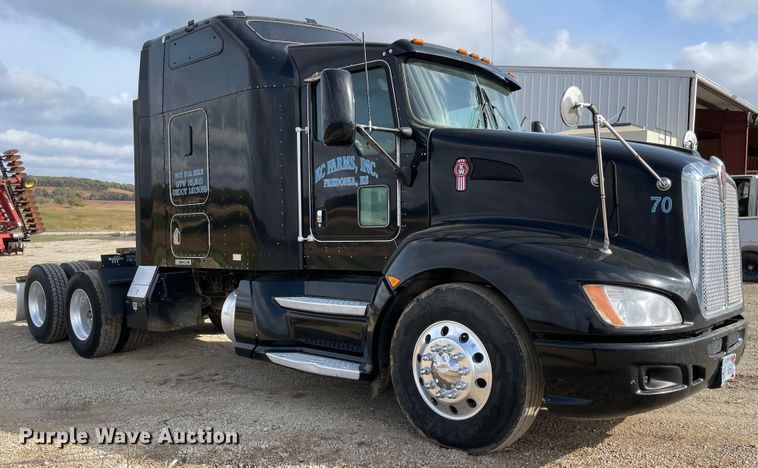 image for item IX9540 2009 Kenworth T660  semi truck
