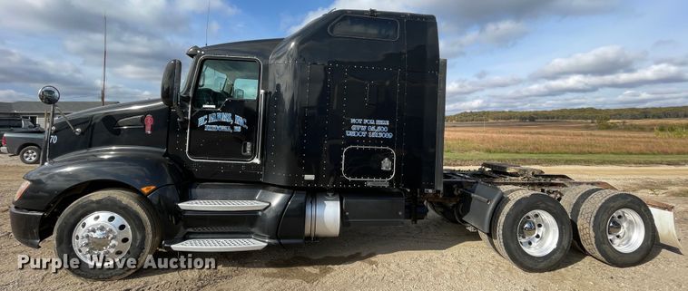 image for item IX9540 2009 Kenworth T660  semi truck