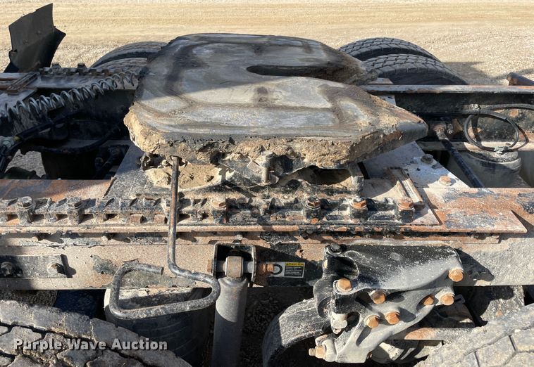 image for item IX9540 2009 Kenworth T660  semi truck