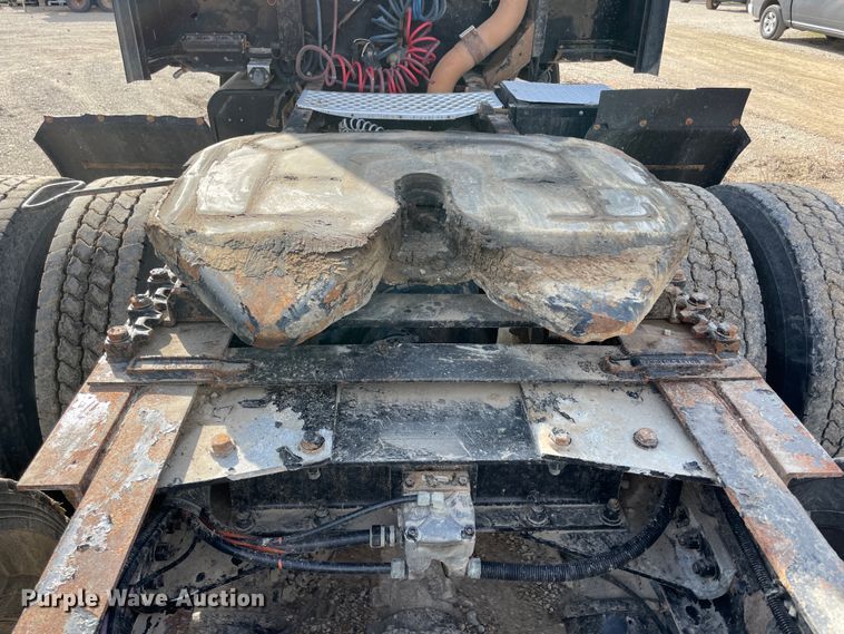 image for item IX9540 2009 Kenworth T660  semi truck