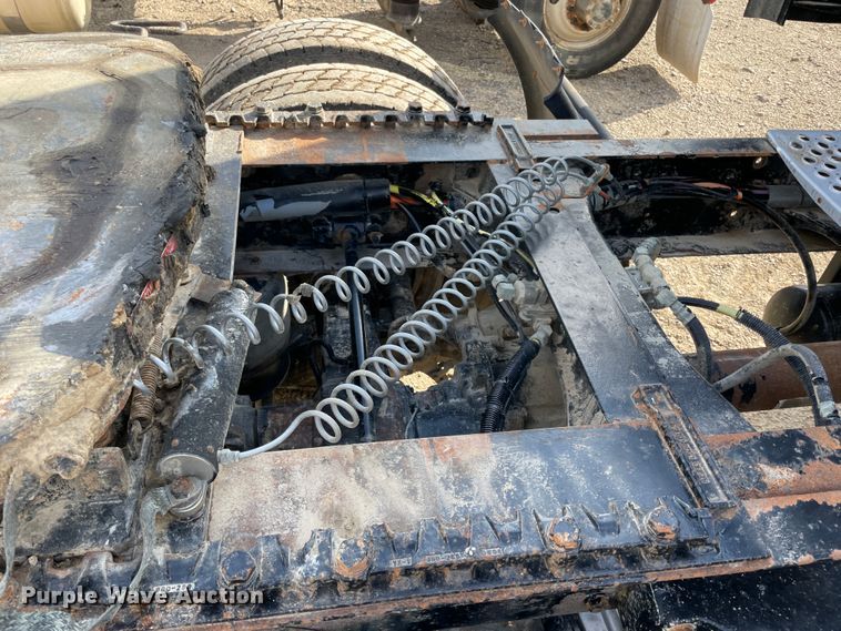 image for item IX9540 2009 Kenworth T660  semi truck