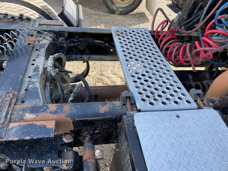 image for item IX9540 2009 Kenworth T660  semi truck