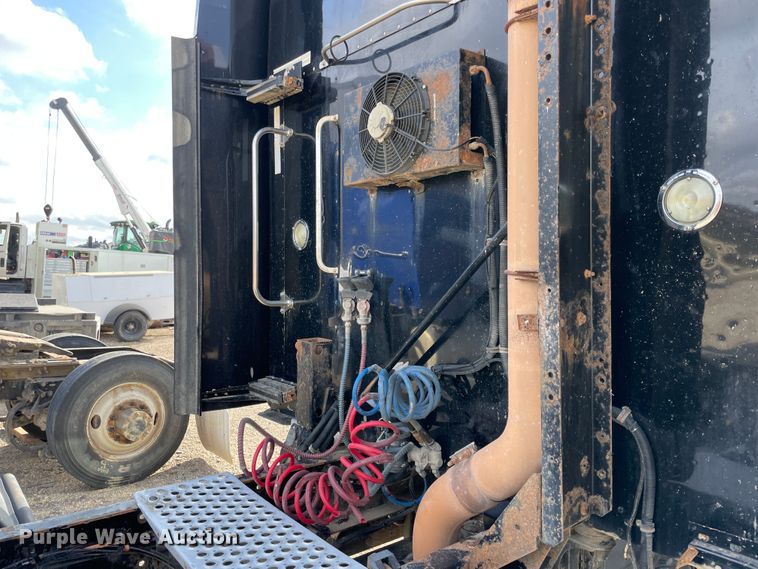 image for item IX9540 2009 Kenworth T660  semi truck