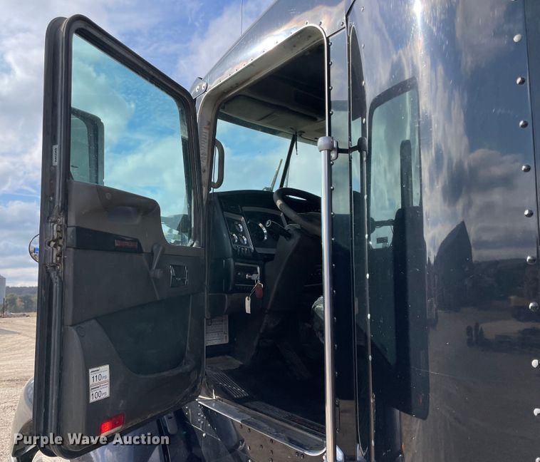 image for item IX9540 2009 Kenworth T660  semi truck