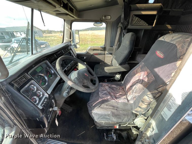 image for item IX9540 2009 Kenworth T660  semi truck