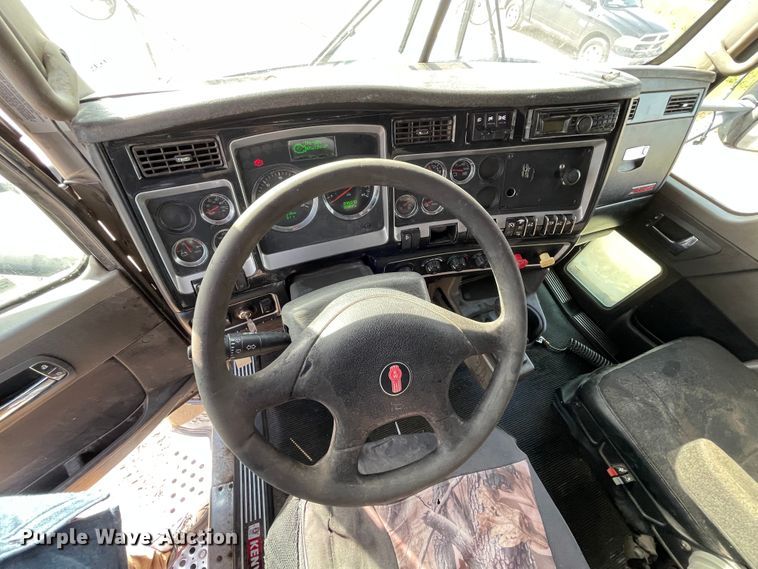 image for item IX9540 2009 Kenworth T660  semi truck