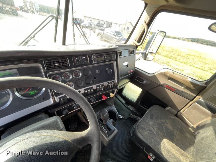 image for item IX9540 2009 Kenworth T660  semi truck
