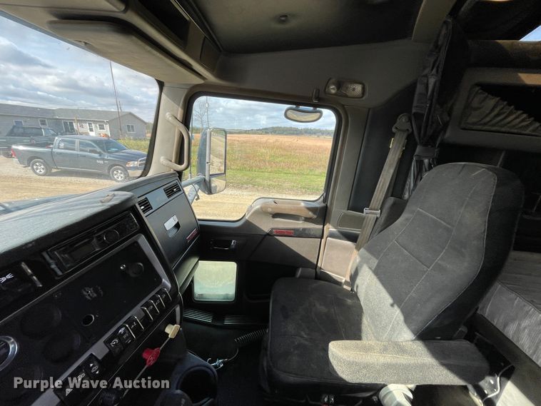 image for item IX9540 2009 Kenworth T660  semi truck