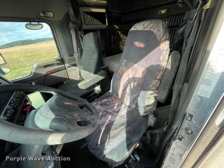 image for item IX9540 2009 Kenworth T660  semi truck