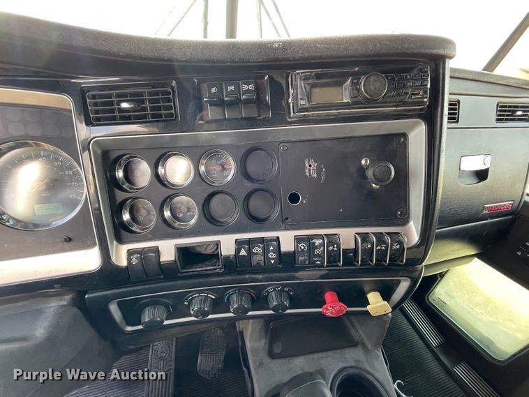 image for item IX9540 2009 Kenworth T660  semi truck