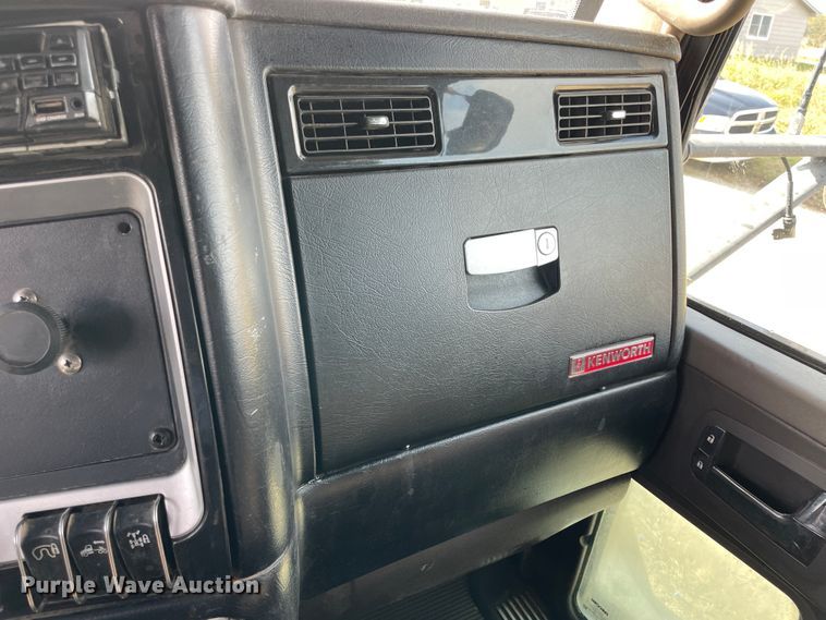 image for item IX9540 2009 Kenworth T660  semi truck