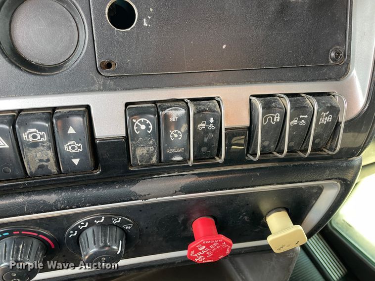 image for item IX9540 2009 Kenworth T660  semi truck