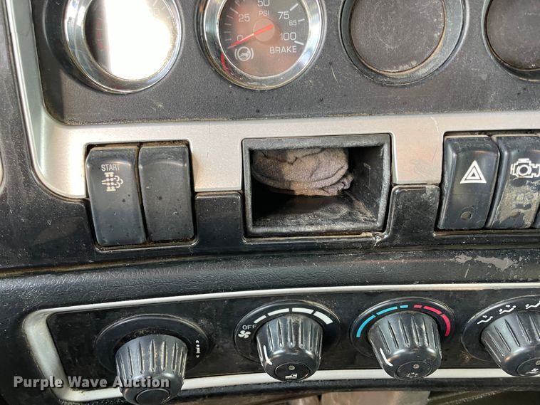 image for item IX9540 2009 Kenworth T660  semi truck