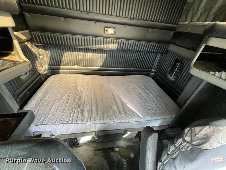 image for item IX9540 2009 Kenworth T660  semi truck