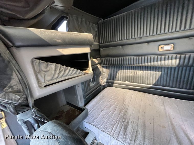 image for item IX9540 2009 Kenworth T660  semi truck