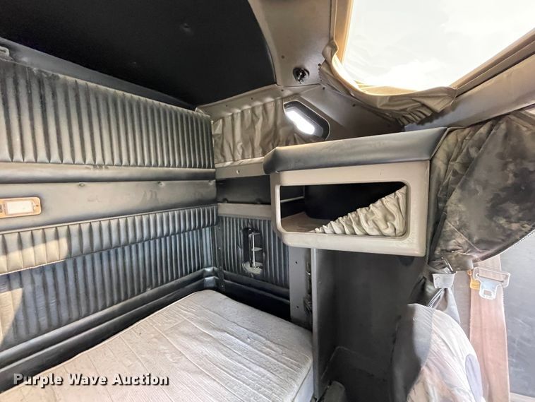 image for item IX9540 2009 Kenworth T660  semi truck