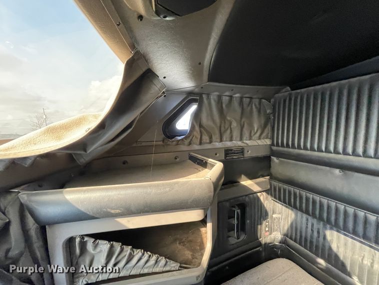 image for item IX9540 2009 Kenworth T660  semi truck