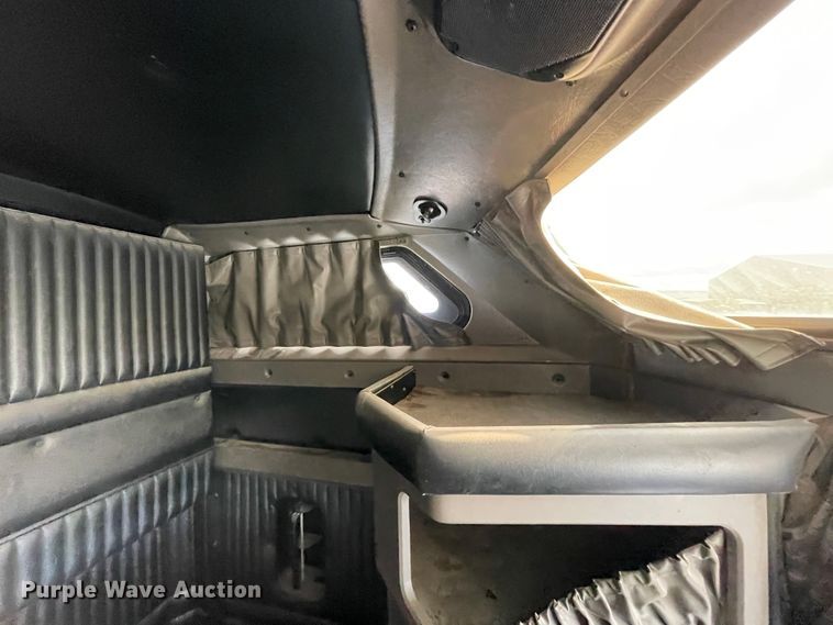 image for item IX9540 2009 Kenworth T660  semi truck