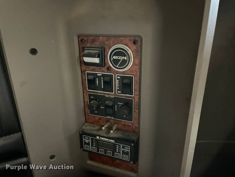 image for item IX9540 2009 Kenworth T660  semi truck